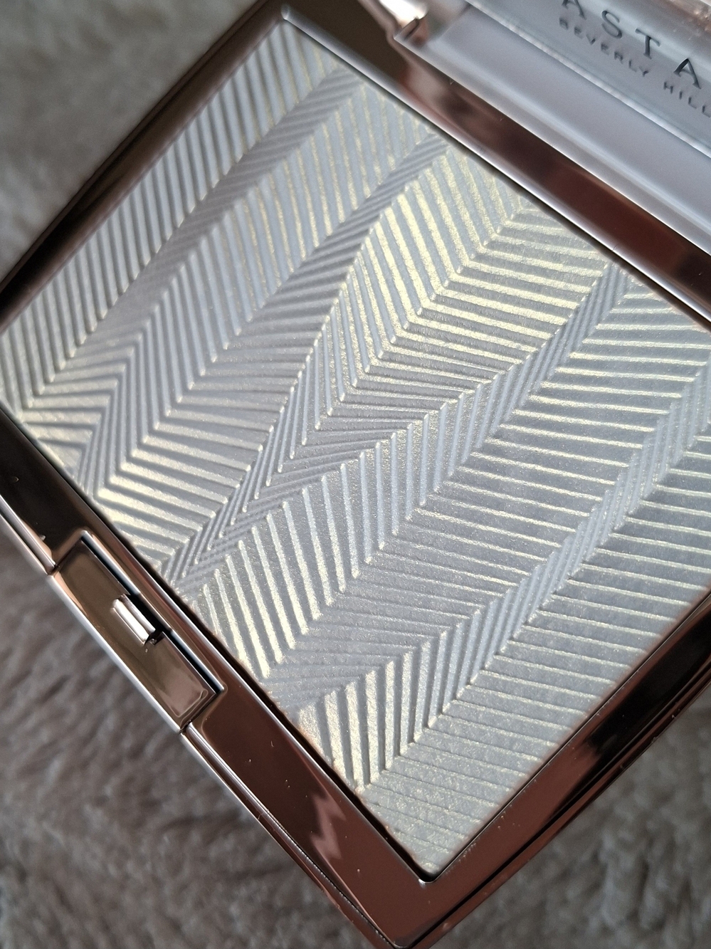 Anastasia Beverly Hills "Iced Out" Highlighter - Picture 3 of 9